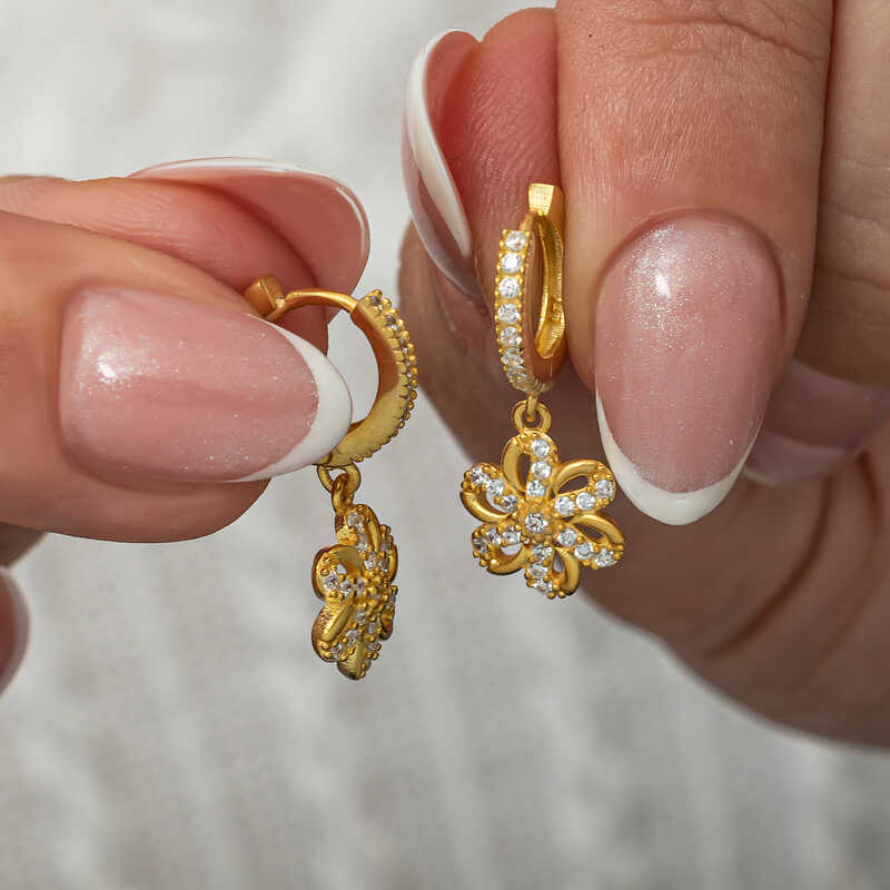 Gümüş Sallantılı Gold Çiçek Kadın Küpe - Görsel 3