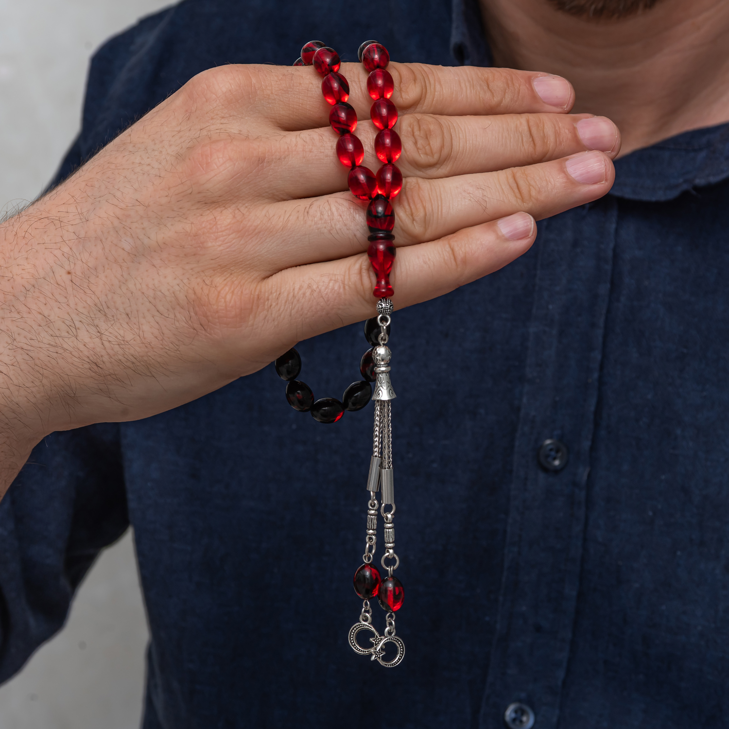 Metal Püsküllü Kırmızı Siyah Sıkma Kehribar Tesbih 2 Metal Püsküllü Kırmızı Siyah Sıkma Kehribar Tesbih