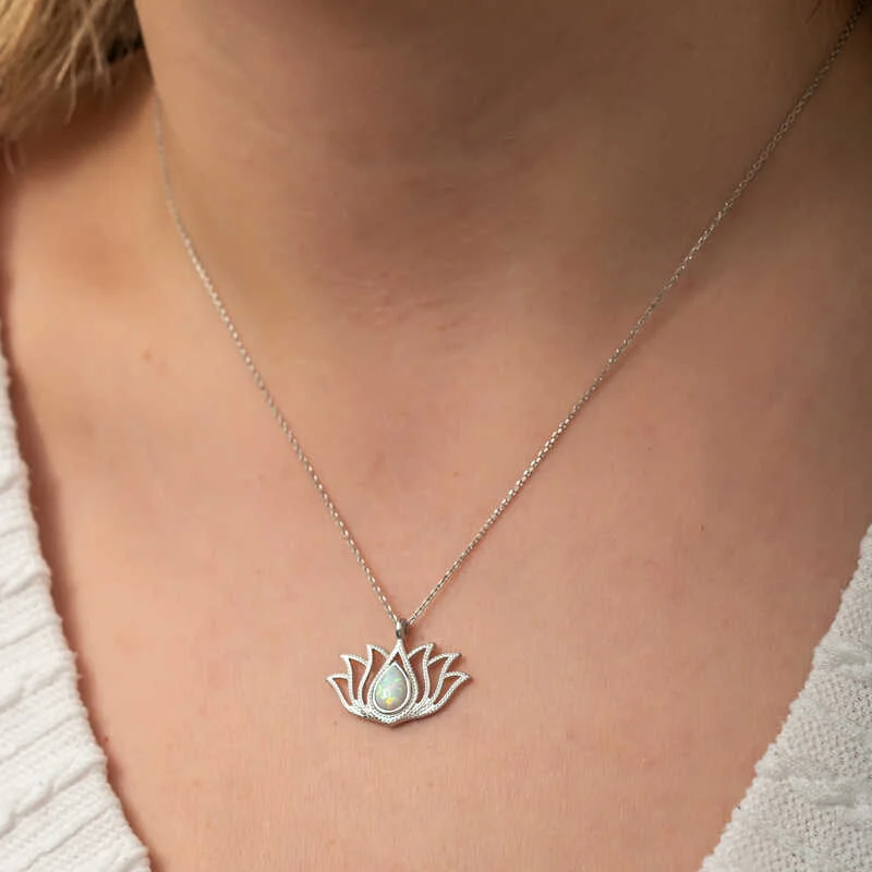 Gümüş Beyaz Opal Taşlı Lotus Kadın Kolye 4 Gümüş Beyaz Opal Taşlı Lotus Kadın Kolye