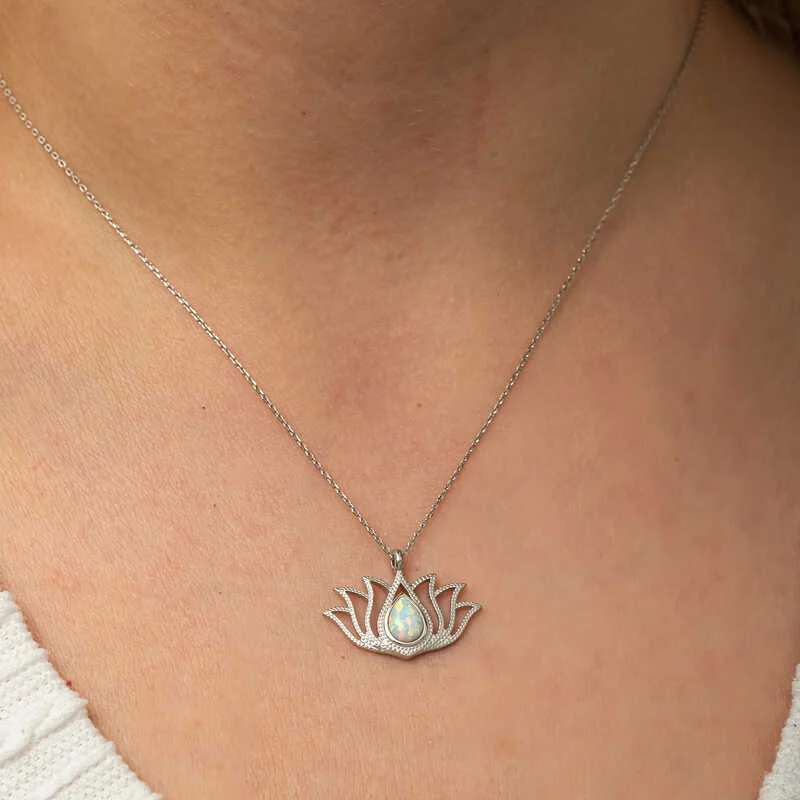 Gümüş Beyaz Opal Taşlı Lotus Kadın Kolye 5 Gümüş Beyaz Opal Taşlı Lotus Kadın Kolye