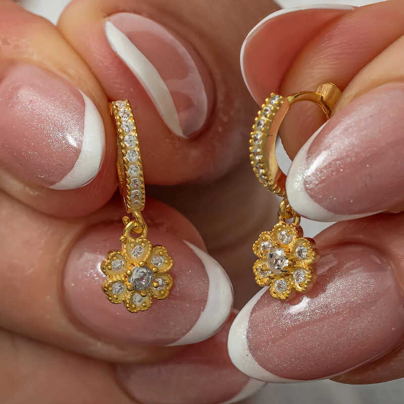 Gümüş Sallantılı Gold Minimal Çiçek Kadın Küpe 1 Gümüş Sallantılı Gold Minimal Çiçek Kadın Küpe